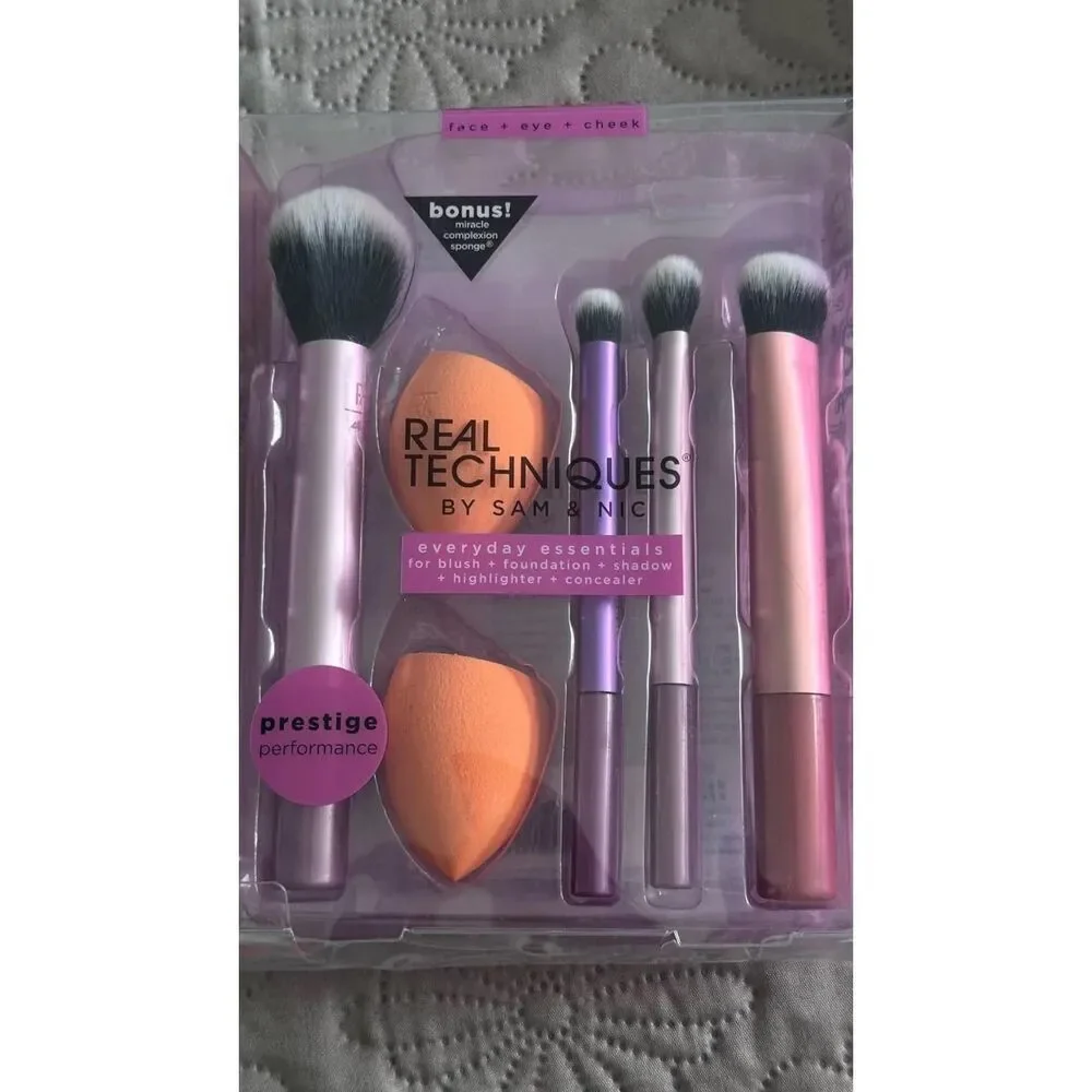Real Techniques 6 Piece Makeup Brush Set Includes 4 Brushes & 2 Makeup Sponges